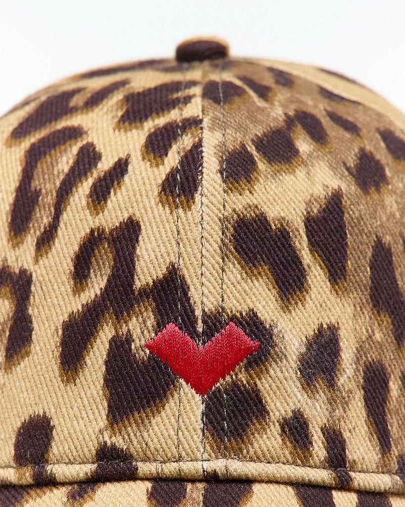 Klasyczna czapka z daszkiem Dace Bellerose w print w panterkę. Z przodu posiada czerwony haft z logo marki. Czapka ma regulowaną wielkość za pomocą paska z tyłu.