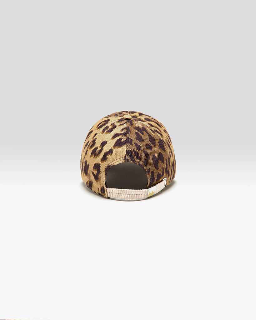 Klasyczna czapka z daszkiem Dace Bellerose w print w panterkę. Z przodu posiada czerwony haft z logo marki. Czapka ma regulowaną wielkość za pomocą paska z tyłu.