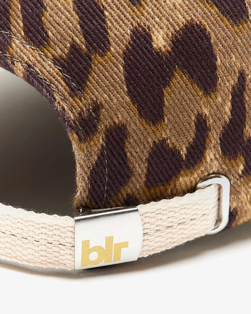 Klasyczna czapka z daszkiem Dace Bellerose w print w panterkę. Z przodu posiada czerwony haft z logo marki. Czapka ma regulowaną wielkość za pomocą paska z tyłu.