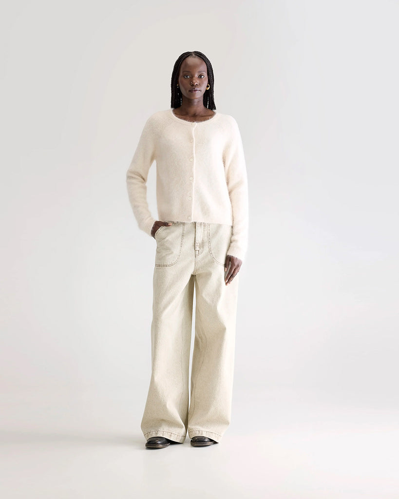 Prosty, krótki, kremowy kardigan Datair Bellerose z okrągłym dekoltem. Wykończony ściągaczami. Zapinany na guziki. Sweter ma prosty krój i wykonany jest z bardzo miękkiej i puchatej dzianiny z angorą