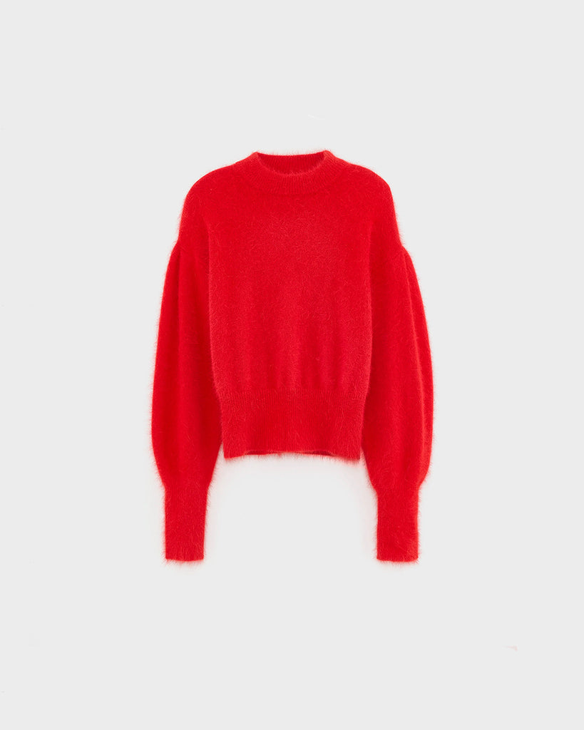 Prosty, krótki, czerwony sweter Dateka Bellerose z okrągłym dekoltem, opadającymi ramionami i szerokimi rękawami zakończonymi długimi, wąskimi ściągaczami. Sweter ma prosty krój i wykonany jest z bardzo miękkiej i puchatej dzianiny z angorą.