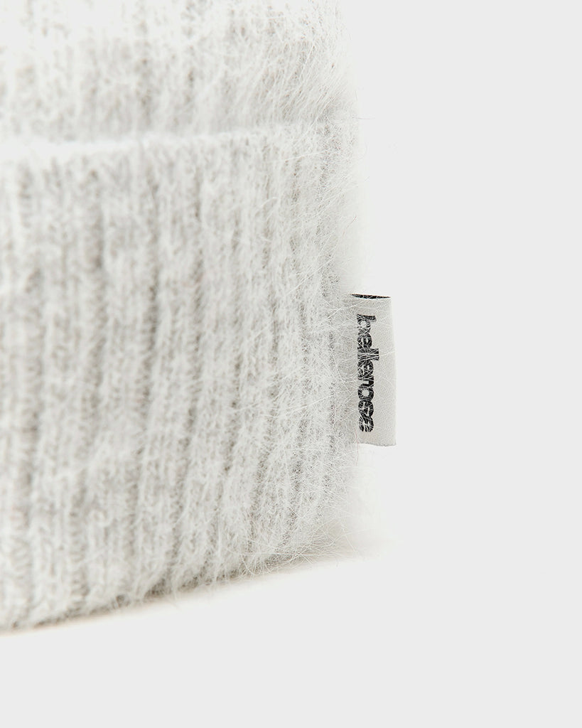 Klasyczna, szara, wywijana czapka z angorą beanie Datiz Bellerose z prążkowaną fakturą. Posiada niewielką metkę z logo marki.