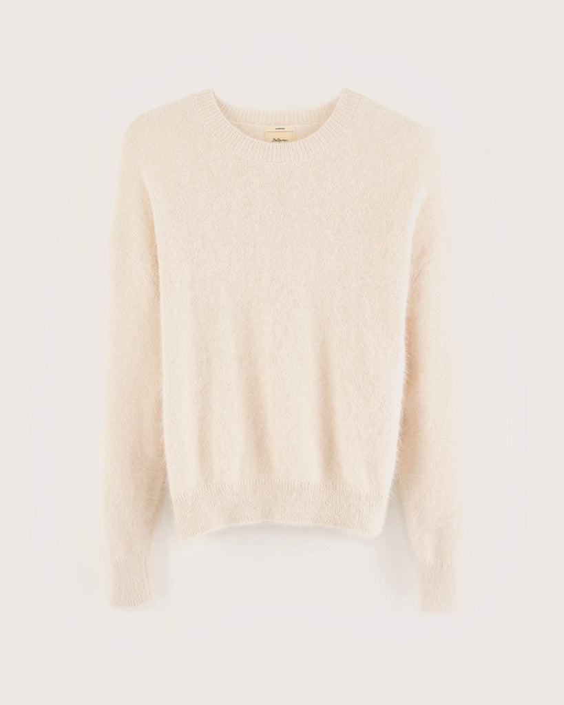 Prosty, krótki, fioletowy sweter Datti Bellerose z okrągłym dekoltem. Wykończony ściągaczami. Sweter wykonany jest z bardzo miękkiej i puchatej dzianiny z angorą.