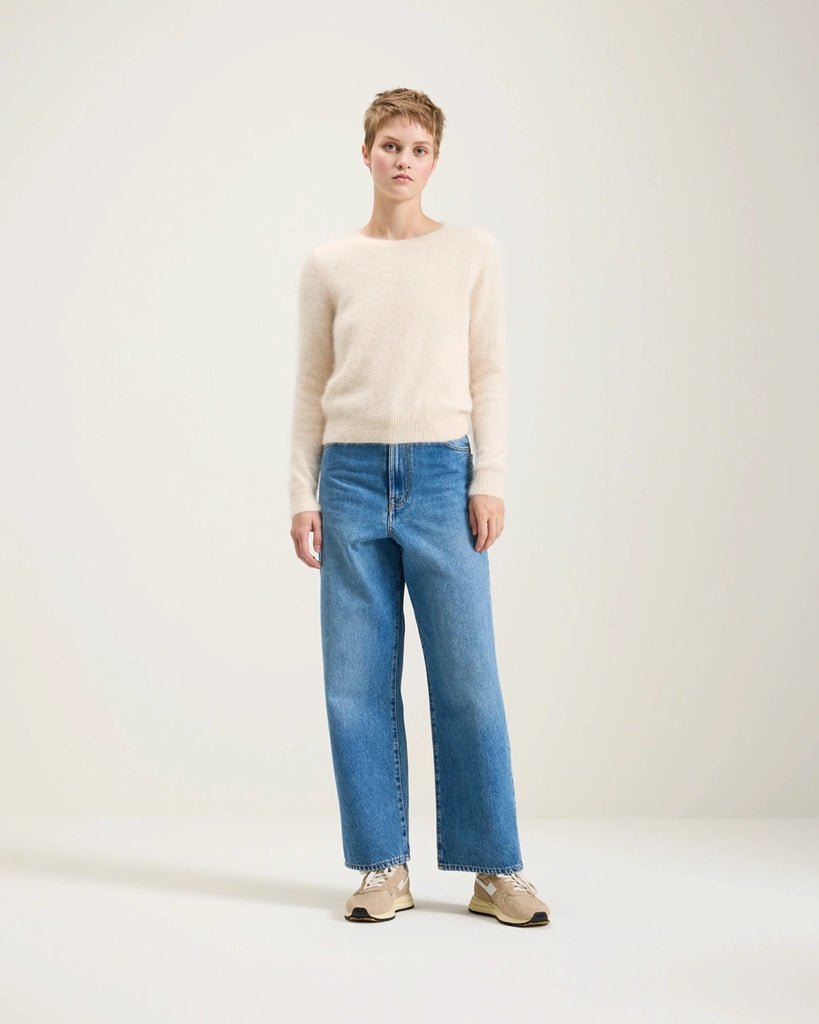 Prosty, krótki, fioletowy sweter Datti Bellerose z okrągłym dekoltem. Wykończony ściągaczami. Sweter wykonany jest z bardzo miękkiej i puchatej dzianiny z angorą.