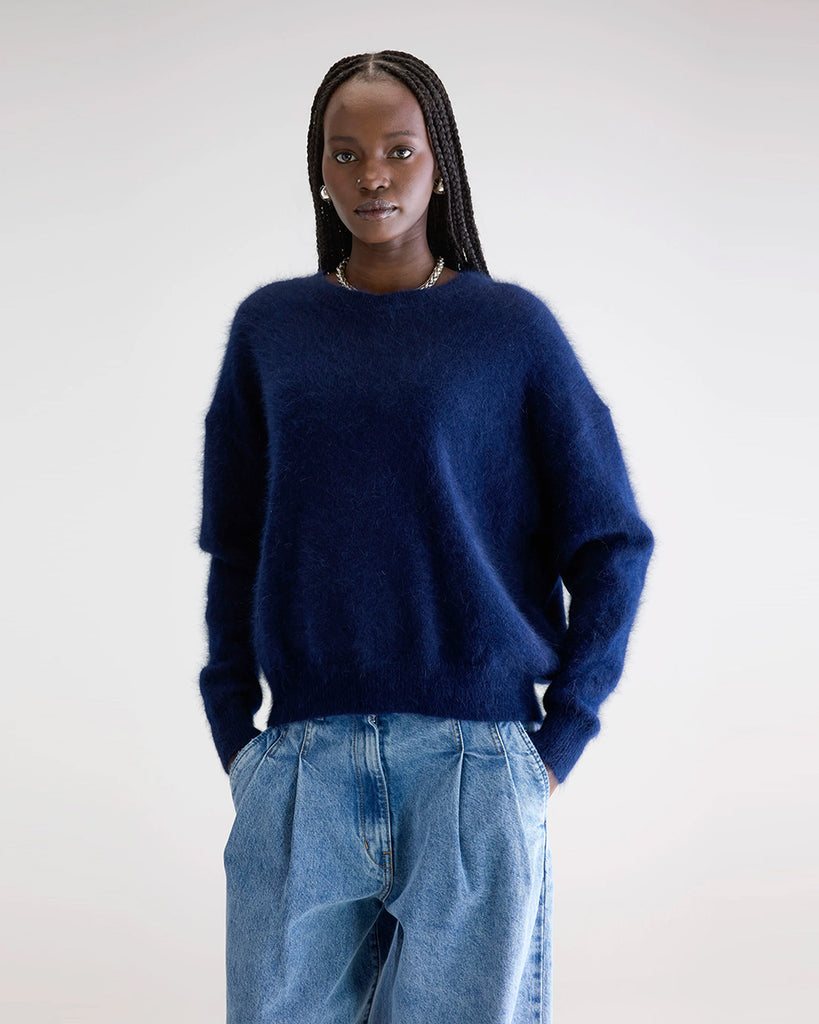 Klasyczny, granatowy, pudełkowy sweter Datus Bellerose z okrągłym dekoltem i opadającymi ramionami. Wykończony ściągaczami. Wykonany z bardzo miłej w dotyku i puchatej dzianiny z angorą.