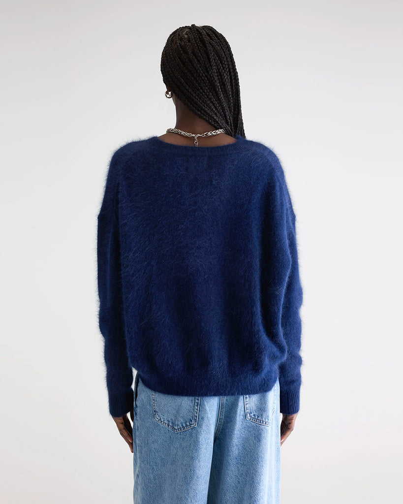 Klasyczny, granatowy, pudełkowy sweter Datus Bellerose z okrągłym dekoltem i opadającymi ramionami. Wykończony ściągaczami. Wykonany z bardzo miłej w dotyku i puchatej dzianiny z angorą.