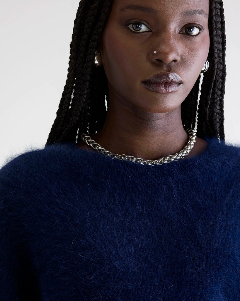 Klasyczny, granatowy, pudełkowy sweter Datus Bellerose z okrągłym dekoltem i opadającymi ramionami. Wykończony ściągaczami. Wykonany z bardzo miłej w dotyku i puchatej dzianiny z angorą.