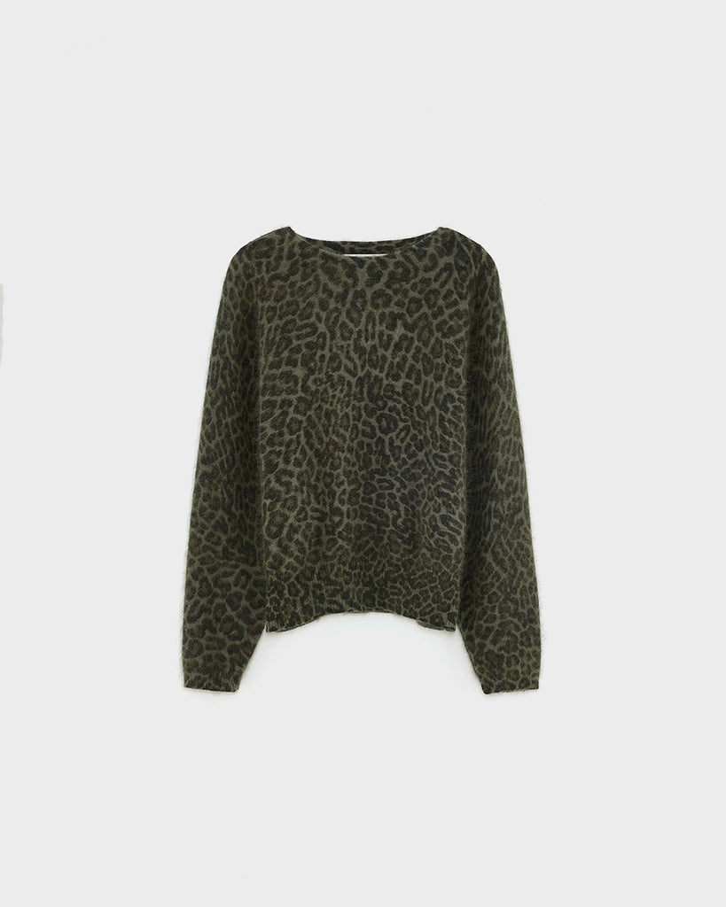 Luźny, puchaty sweter Dioal Bellerose z dekoltem w łódkę w print w panterkę. Posiada prosty krój. Wykończony jest ściągaczami. Wykonany z ciepłej dzianiny z angorą