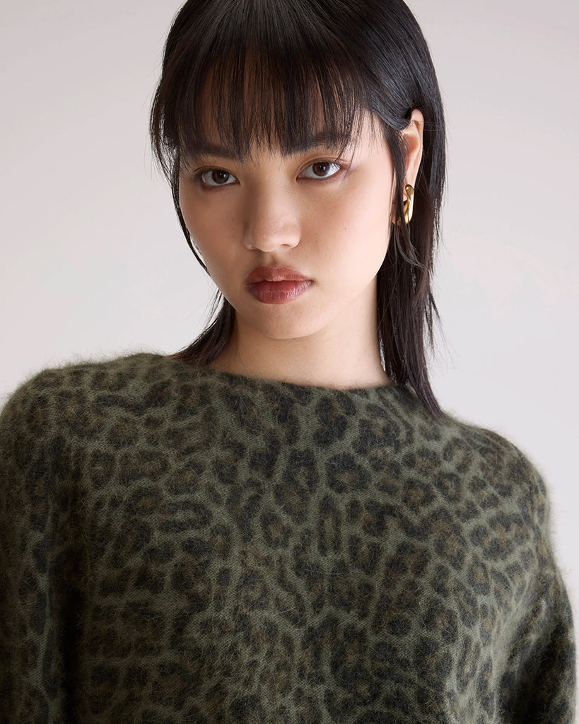 Luźny, puchaty sweter Dioal Bellerose z dekoltem w łódkę w print w panterkę. Posiada prosty krój. Wykończony jest ściągaczami. Wykonany z ciepłej dzianiny z angorą