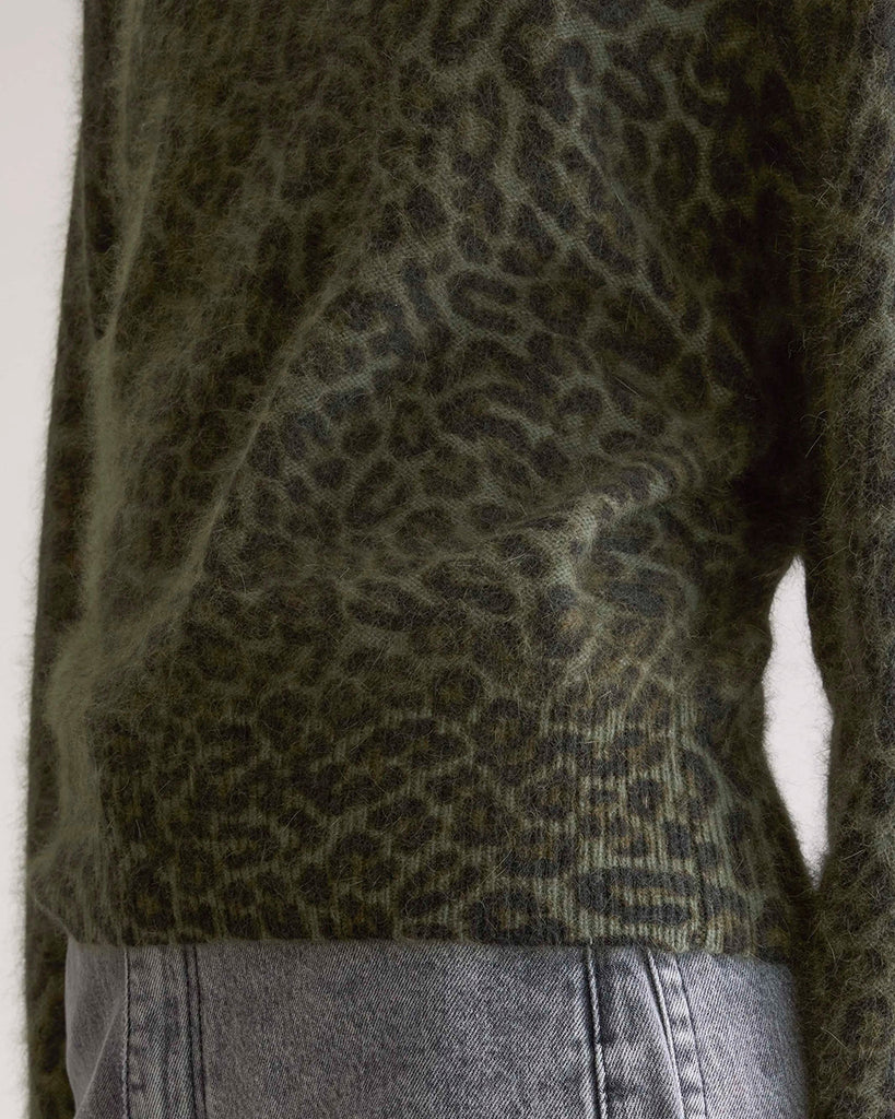 Luźny, puchaty sweter Dioal Bellerose z dekoltem w łódkę w print w panterkę. Posiada prosty krój. Wykończony jest ściągaczami. Wykonany z ciepłej dzianiny z angorą