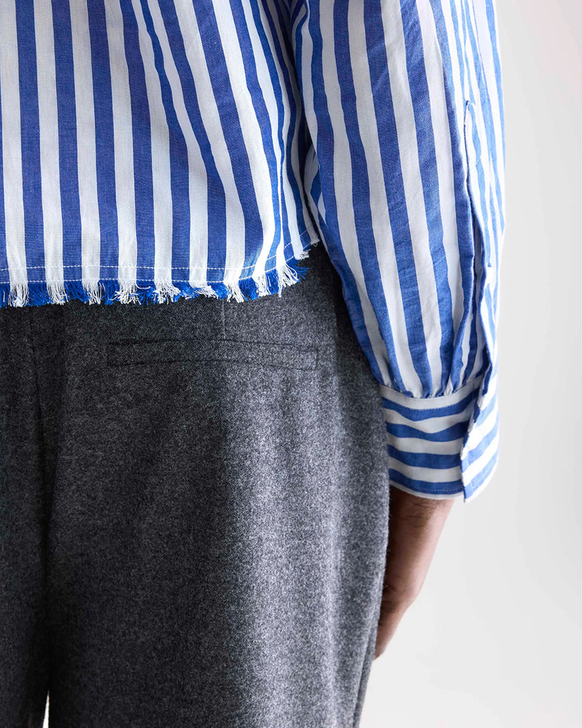 Garniturowe bermudy Dom Bellerose z wysokim stanem i zakładkami. Szorty mają szeroką, prostą nogawkę, dwie boczne i dwie tylne kieszenie. Spodnie mają długość za kolana. 