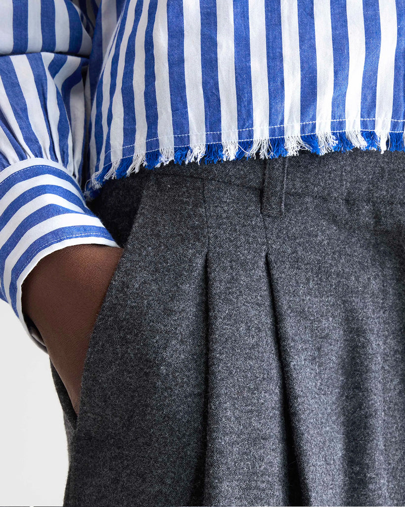 Garniturowe bermudy Dom Bellerose z wysokim stanem i zakładkami. Szorty mają szeroką, prostą nogawkę, dwie boczne i dwie tylne kieszenie. Spodnie mają długość za kolana. 