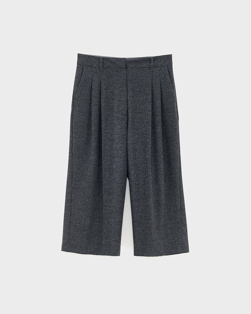 Garniturowe bermudy Dom Bellerose z wysokim stanem i zakładkami. Szorty mają szeroką, prostą nogawkę, dwie boczne i dwie tylne kieszenie. Spodnie mają długość za kolana. 