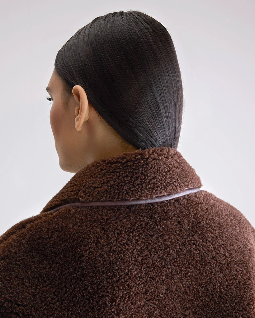 Długi, dwustronny ekologiczny kożuch Easton Bellerose z kołnierzem, opadającymi ramionami i wywijanymi rękawami. Z przodu posiada dwie, duże kieszenie. Zapinany na guziki. Z jednej strony wykonany z gładkiej imitacji skóry, z drugiej ze sztucznego, miłego w dotyku "misia".