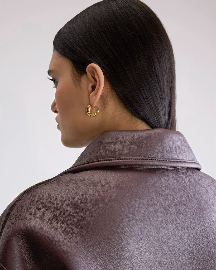 Długi, dwustronny ekologiczny kożuch Easton Bellerose z kołnierzem, opadającymi ramionami i wywijanymi rękawami. Z przodu posiada dwie, duże kieszenie. Zapinany na guziki. Z jednej strony wykonany z gładkiej imitacji skóry, z drugiej ze sztucznego, miłego w dotyku "misia".