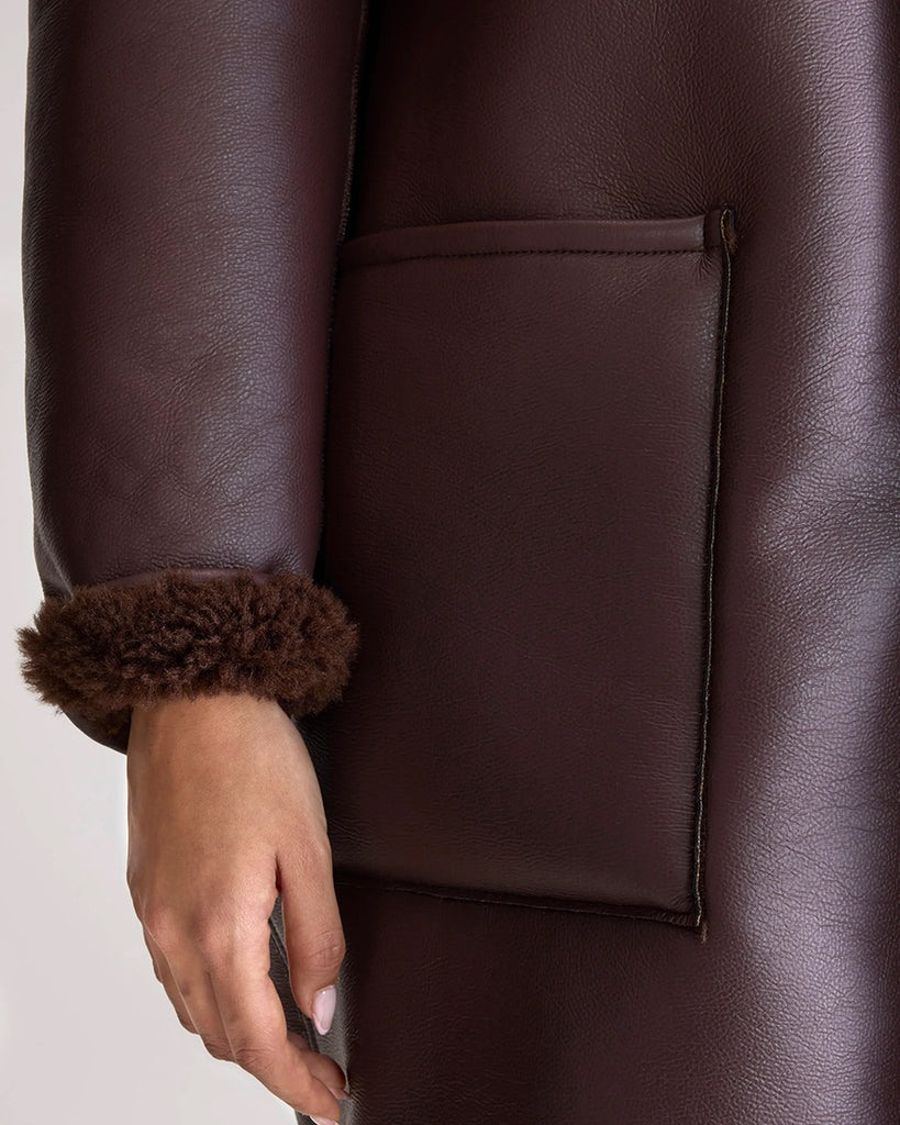 Długi, dwustronny ekologiczny kożuch Easton Bellerose z kołnierzem, opadającymi ramionami i wywijanymi rękawami. Z przodu posiada dwie, duże kieszenie. Zapinany na guziki. Z jednej strony wykonany z gładkiej imitacji skóry, z drugiej ze sztucznego, miłego w dotyku "misia".