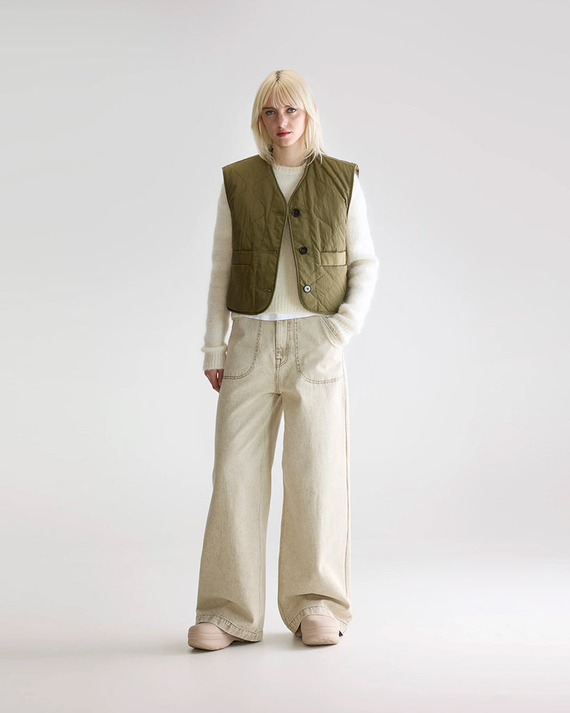 Ciepła, dwustronna kamizelka o pudełkowym fasonie Eloise Bellerose. Z jednej strony wykonana z pikowanej, śliskiej tkaniny w kolorze khaki, z drugiej ze sztucznego, miłego futra w lamparci print.