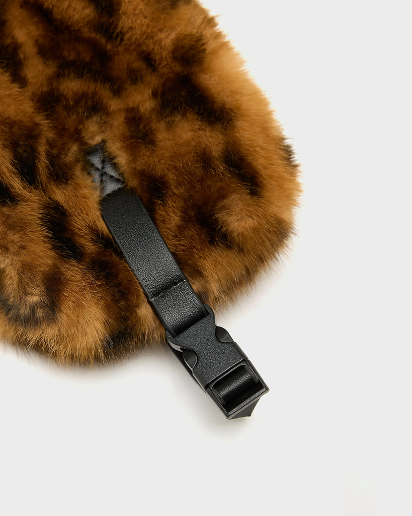 Czapka uszatka Epka Bellerose ze sztucznego, miłego w dotyku futra we wzór w panterkę. Zapinana pod szyją za pomocą skórzanego paska.