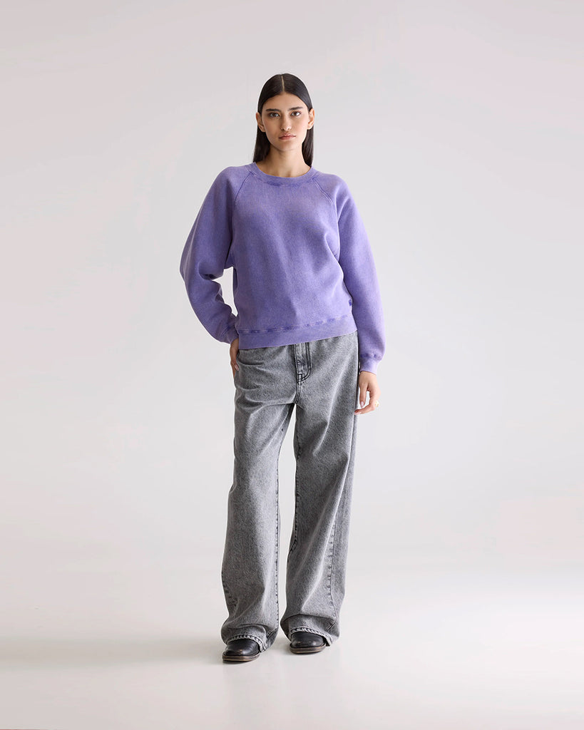 Luźna, fioletowa bluza Fella Bellerose z okrągłym dekoltem i opadającymi rękawami. Wykończona ściągaczami. U dołu posiada niewielkie, haftowane logo marki. 