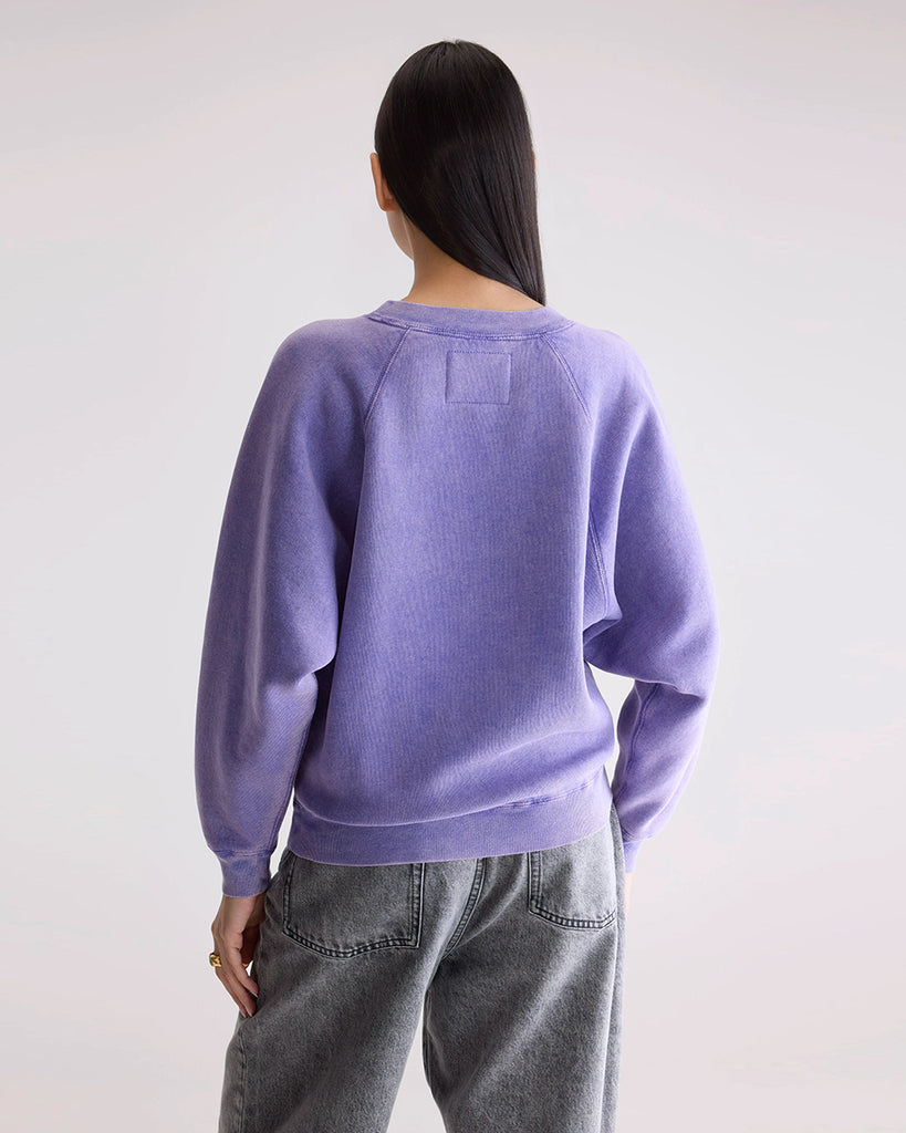 Luźna, fioletowa bluza Fella Bellerose z okrągłym dekoltem i opadającymi rękawami. Wykończona ściągaczami. U dołu posiada niewielkie, haftowane logo marki. 