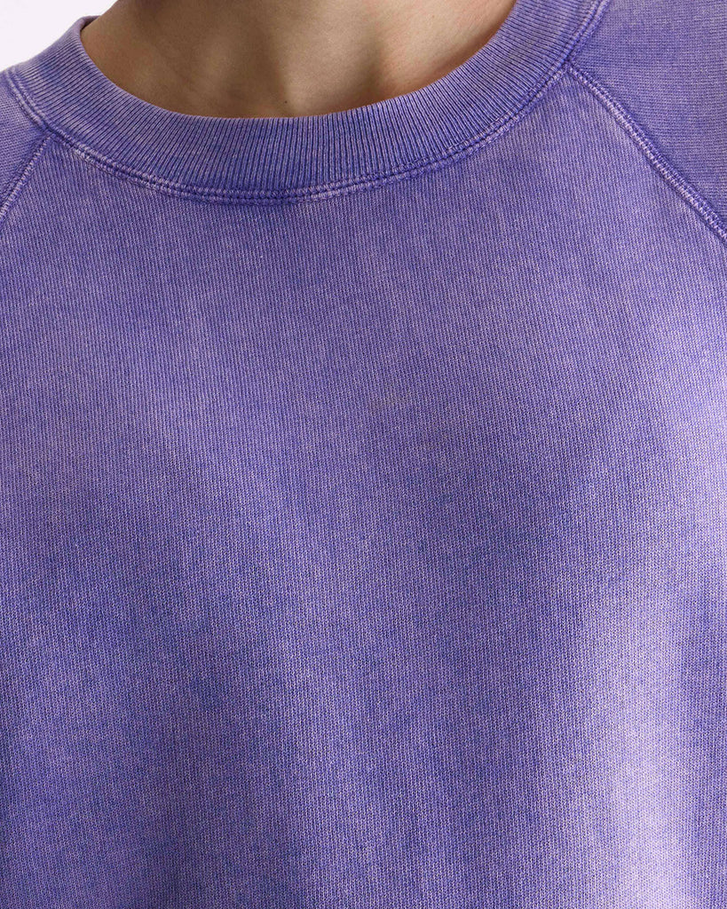 Luźna, fioletowa bluza Fella Bellerose z okrągłym dekoltem i opadającymi rękawami. Wykończona ściągaczami. U dołu posiada niewielkie, haftowane logo marki. 