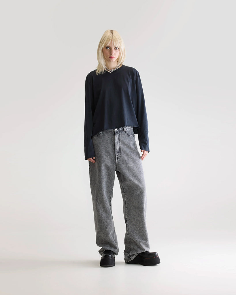 Luźnay, bawełniany longsleeve Fercy Bellerose o pudełkowym fasonie. Posiada okrągły dekolt i luźne, długie rękawy. 