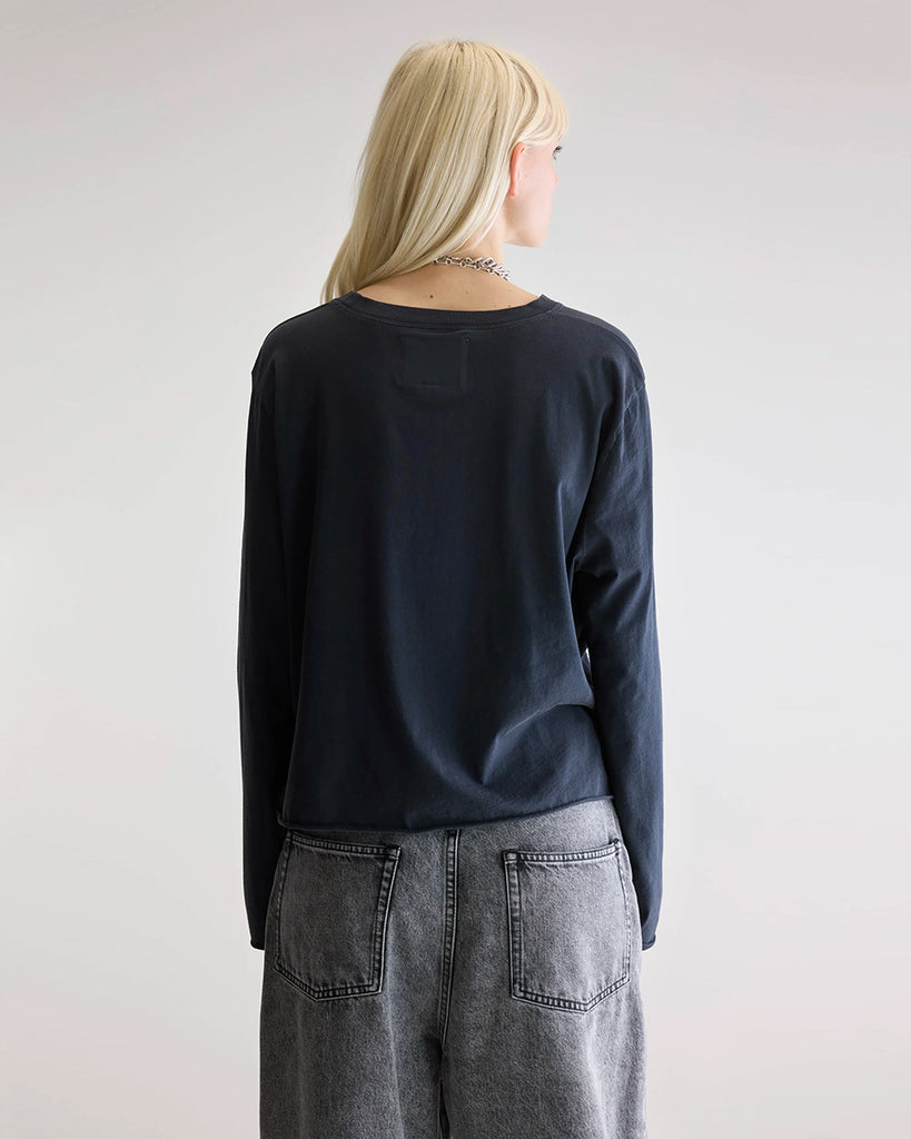 Luźnay, bawełniany longsleeve Fercy Bellerose o pudełkowym fasonie. Posiada okrągły dekolt i luźne, długie rękawy. 