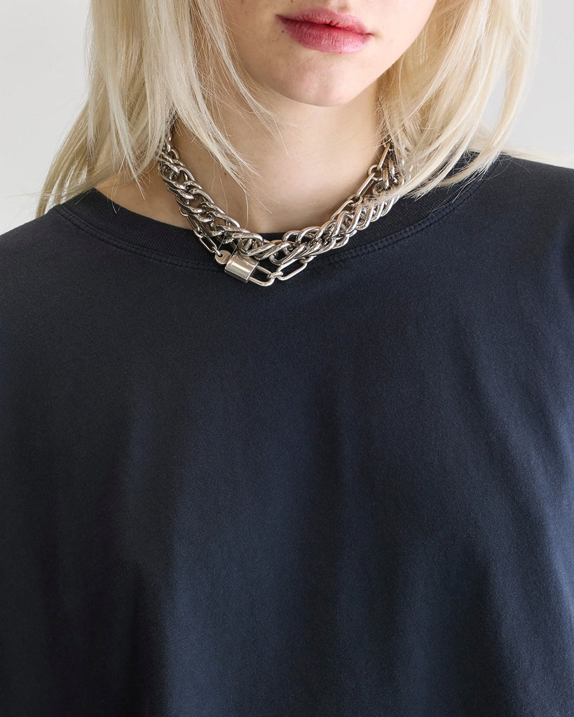 Luźnay, bawełniany longsleeve Fercy Bellerose o pudełkowym fasonie. Posiada okrągły dekolt i luźne, długie rękawy. 