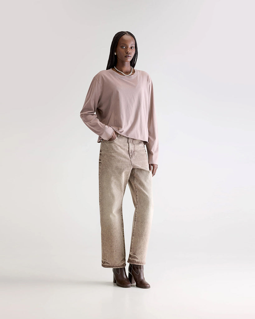 Luźny, bawełniany longsleeve Fercy Bellerose o pudełkowym fasonie. Posiada okrągły dekolt i luźne, długie rękawy. U dołu i na końcu rękawów wykończony surowym, wywijającym się cięciem. 