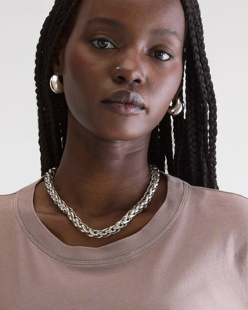 Luźny, bawełniany longsleeve Fercy Bellerose o pudełkowym fasonie. Posiada okrągły dekolt i luźne, długie rękawy. U dołu i na końcu rękawów wykończony surowym, wywijającym się cięciem. 