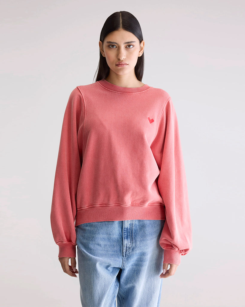 Luźna, różowa bluza Filosa Bellerose z okrągłym dekoltem i szerokimi rękawami. Wykończona ściągaczami. Nad lewą piersią posiada niewielkie, haftowane logo marki. 