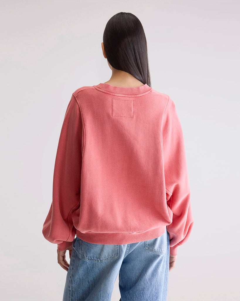 Luźna, różowa bluza Filosa Bellerose z okrągłym dekoltem i szerokimi rękawami. Wykończona ściągaczami. Nad lewą piersią posiada niewielkie, haftowane logo marki. 