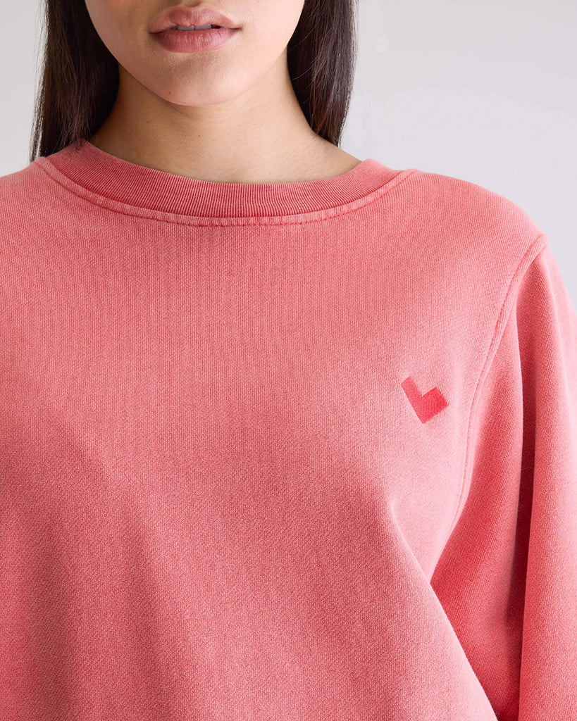 Luźna, różowa bluza Filosa Bellerose z okrągłym dekoltem i szerokimi rękawami. Wykończona ściągaczami. Nad lewą piersią posiada niewielkie, haftowane logo marki. 