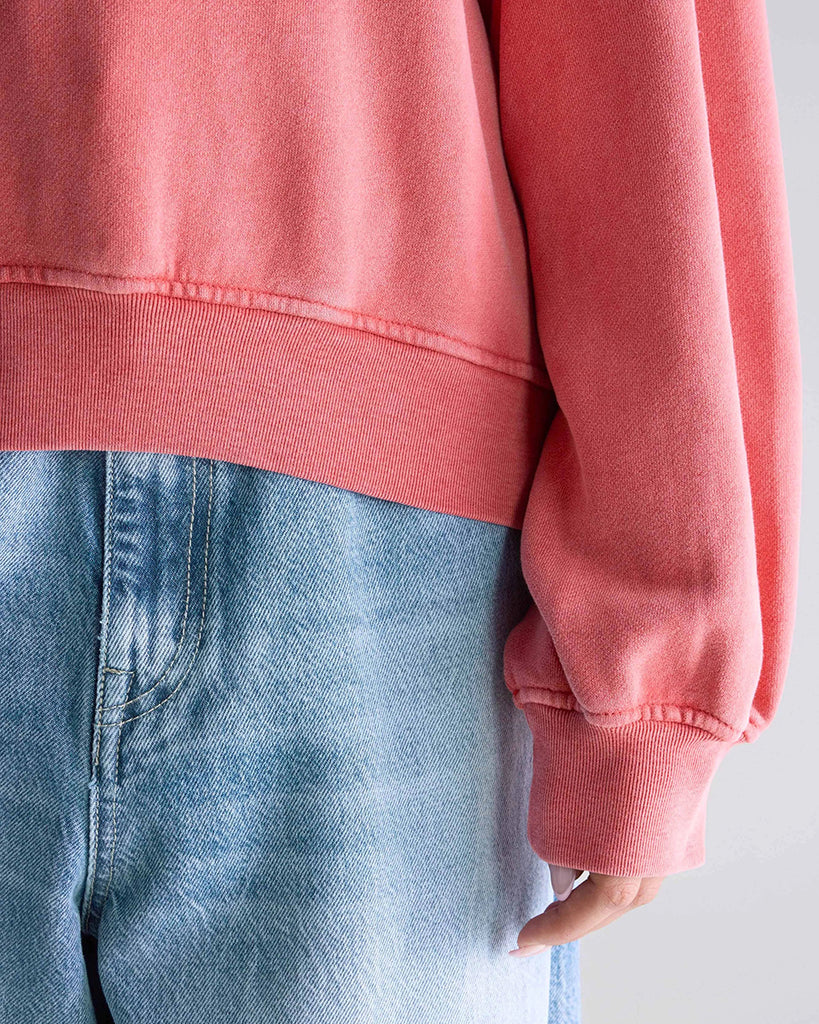 Luźna, różowa bluza Filosa Bellerose z okrągłym dekoltem i szerokimi rękawami. Wykończona ściągaczami. Nad lewą piersią posiada niewielkie, haftowane logo marki. 