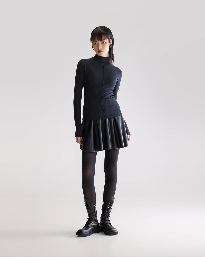 Cienki golf Flawy Bellerose o przylegającym fasonie i prostym kroju. Posiada długie, wąskie rękawy oraz gruby szew z przodu i na plecach. Idealny do warstwowych stylizacji i do szerokich spodni z wysokim stanem.