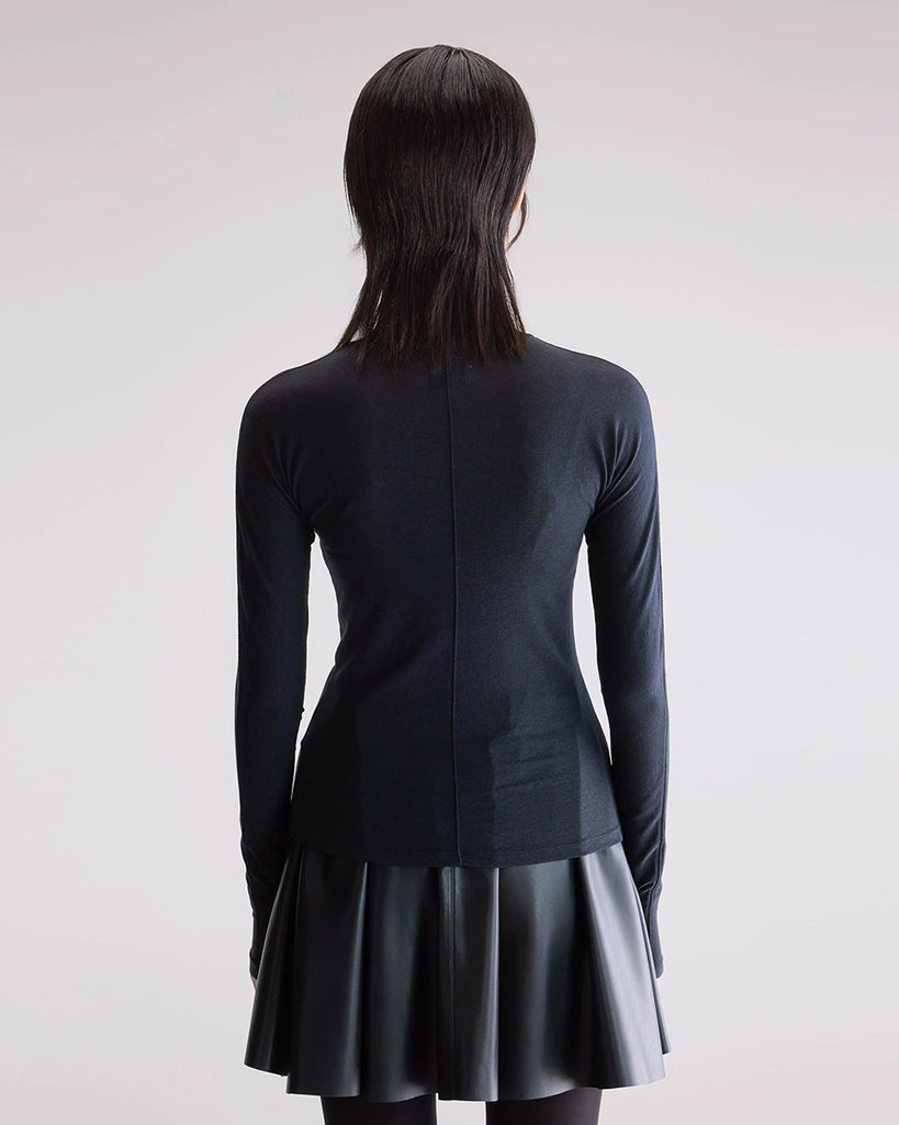 Cienki golf Flawy Bellerose o przylegającym fasonie i prostym kroju. Posiada długie, wąskie rękawy oraz gruby szew z przodu i na plecach. Idealny do warstwowych stylizacji i do szerokich spodni z wysokim stanem.