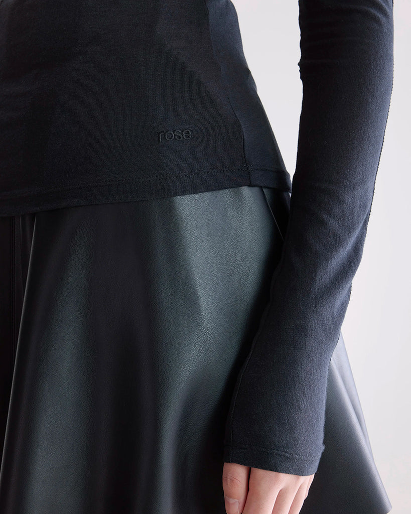 Cienki golf Flawy Bellerose o przylegającym fasonie i prostym kroju. Posiada długie, wąskie rękawy oraz gruby szew z przodu i na plecach. Idealny do warstwowych stylizacji i do szerokich spodni z wysokim stanem.