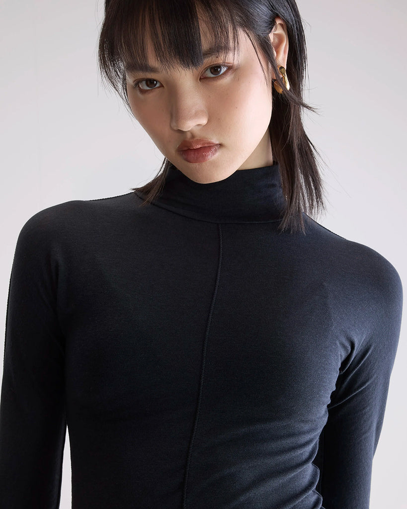 Cienki golf Flawy Bellerose o przylegającym fasonie i prostym kroju. Posiada długie, wąskie rękawy oraz gruby szew z przodu i na plecach. Idealny do warstwowych stylizacji i do szerokich spodni z wysokim stanem.