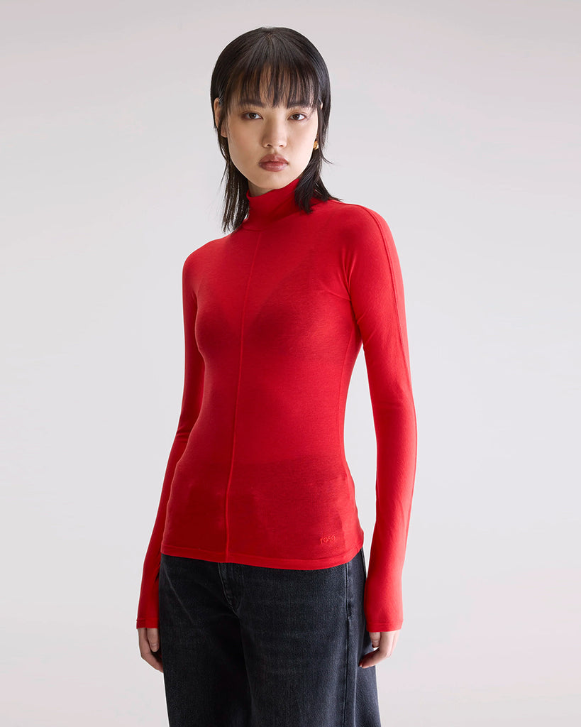 Cienki golf Flawy Bellerose o przylegającym fasonie i prostym kroju. Posiada długie, wąskie rękawy oraz gruby szew z przodu i na plecach. Idealny do warstwowych stylizacji i do szerokich spodni z wysokim stanem.