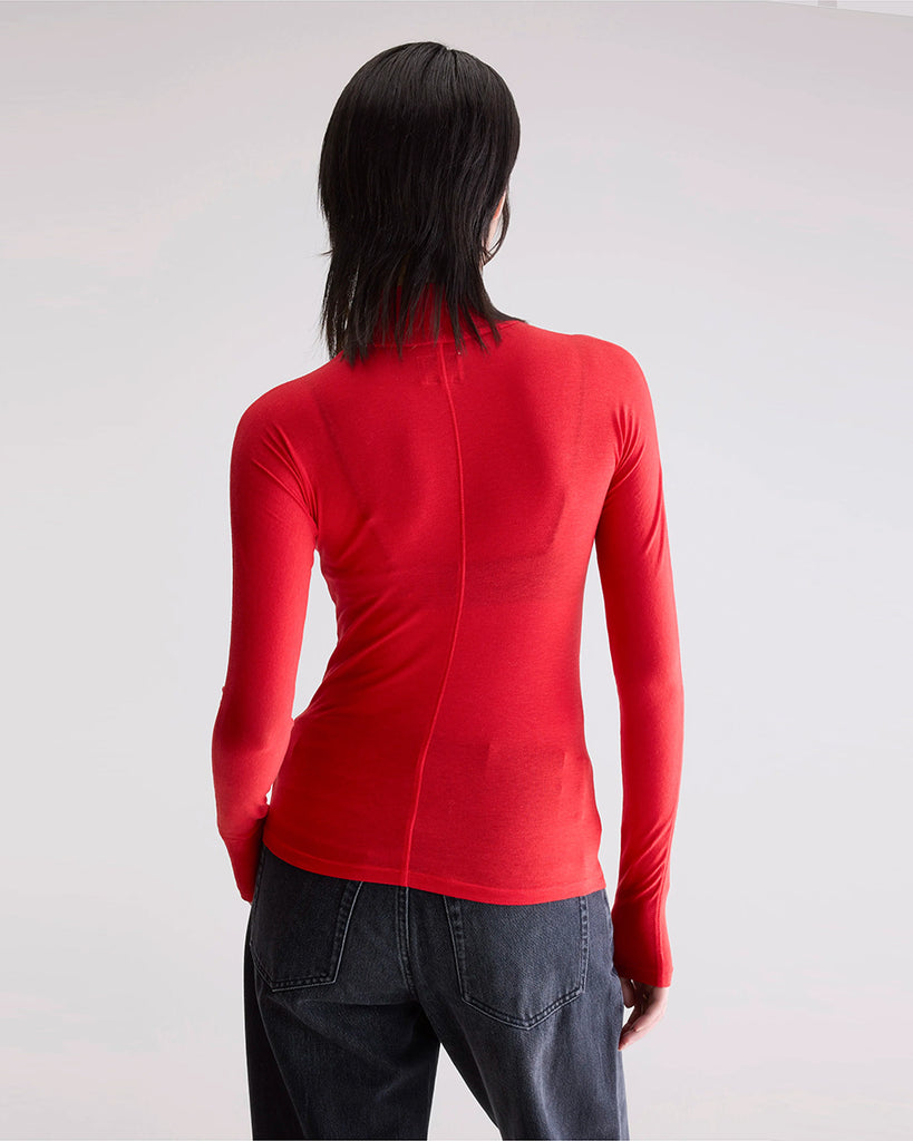 Cienki golf Flawy Bellerose o przylegającym fasonie i prostym kroju. Posiada długie, wąskie rękawy oraz gruby szew z przodu i na plecach. Idealny do warstwowych stylizacji i do szerokich spodni z wysokim stanem.