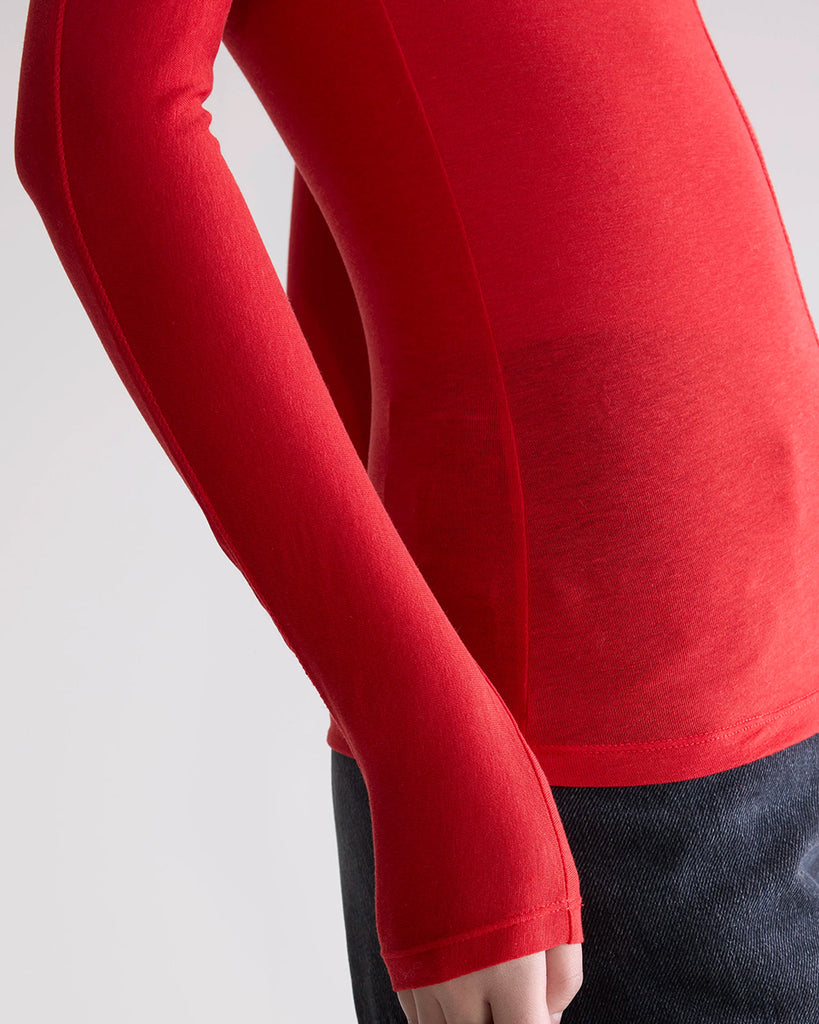 Cienki golf Flawy Bellerose o przylegającym fasonie i prostym kroju. Posiada długie, wąskie rękawy oraz gruby szew z przodu i na plecach. Idealny do warstwowych stylizacji i do szerokich spodni z wysokim stanem.