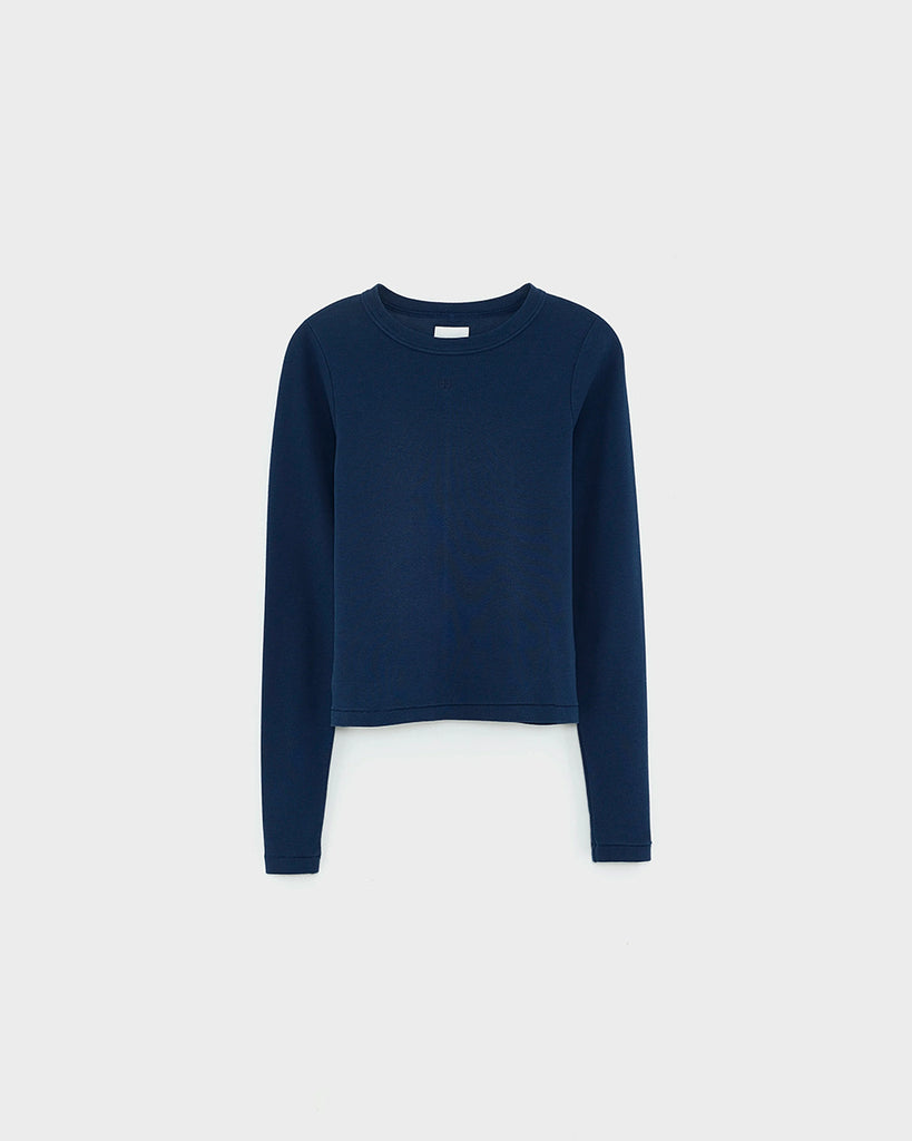 Klasyczny, bawełniany, gładki longsleeve Flyer Bellerose o przylegającym fasonie. Posiada okrągły dekolt i długie, wąskie rękawy. Z przodu, przy szyi znajduje się subtelne, haftowane logo marki.