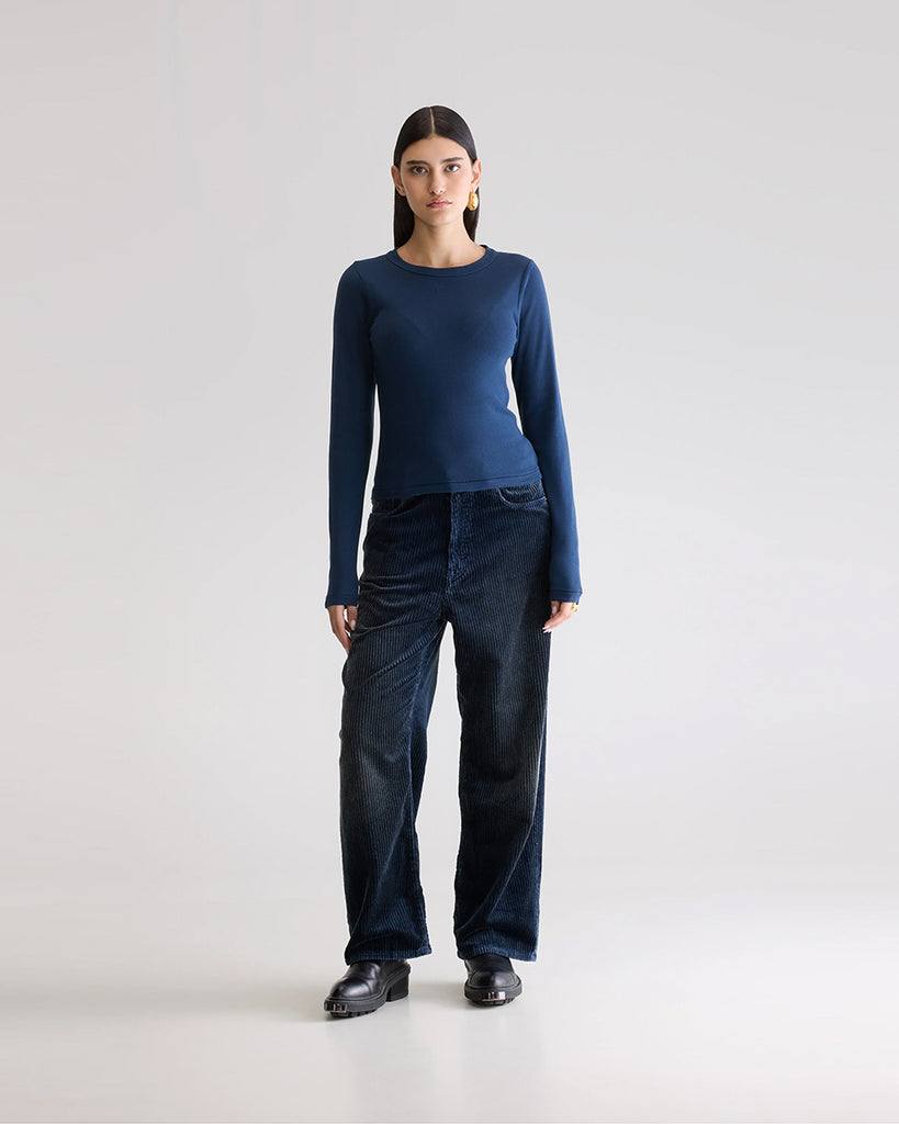 Klasyczny, bawełniany, gładki longsleeve Flyer Bellerose o przylegającym fasonie. Posiada okrągły dekolt i długie, wąskie rękawy. Z przodu, przy szyi znajduje się subtelne, haftowane logo marki.