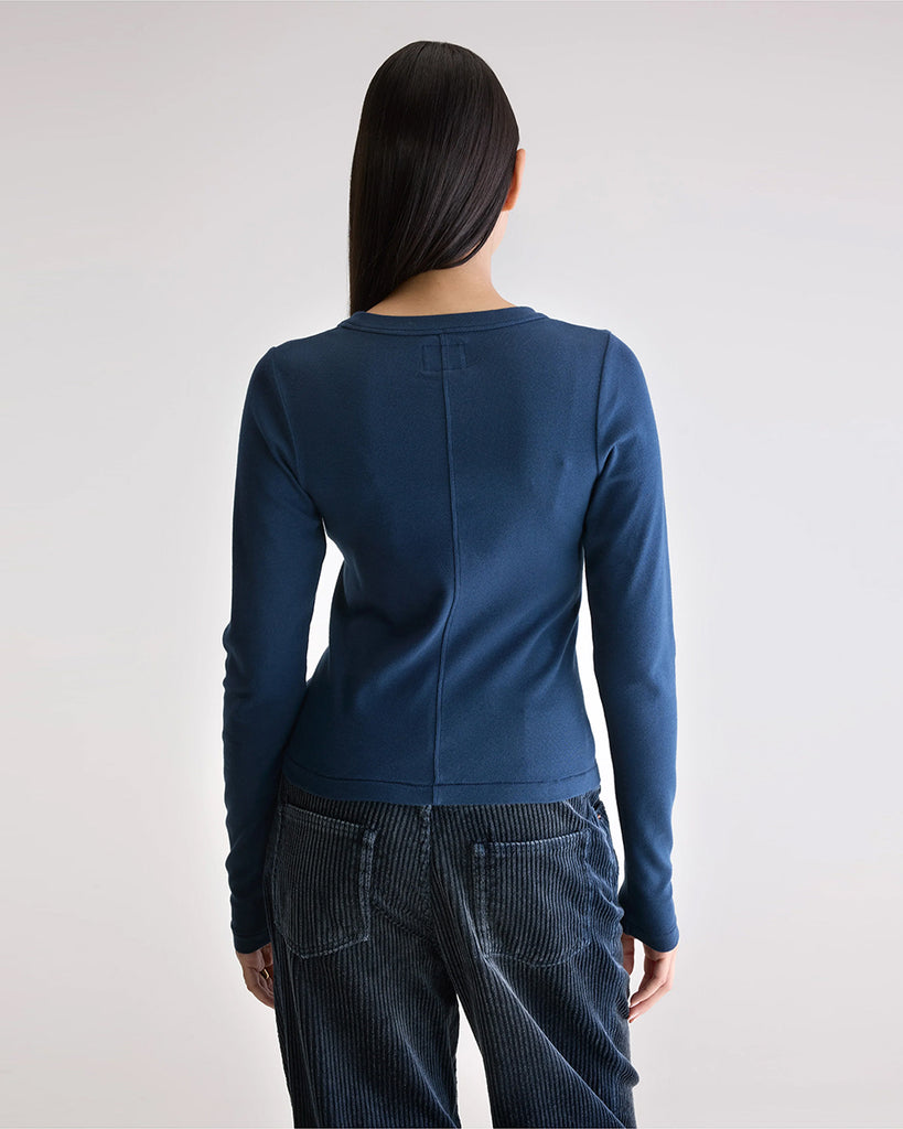 Klasyczny, bawełniany, gładki longsleeve Flyer Bellerose o przylegającym fasonie. Posiada okrągły dekolt i długie, wąskie rękawy. Z przodu, przy szyi znajduje się subtelne, haftowane logo marki.