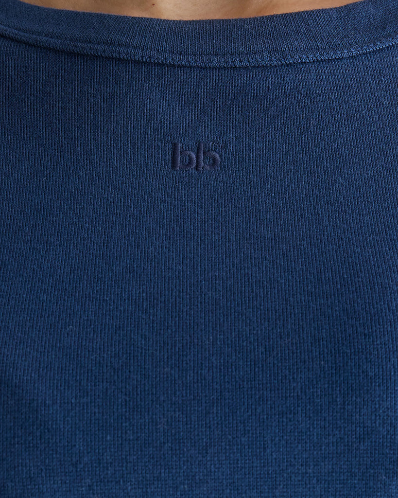 Klasyczny, bawełniany, gładki longsleeve Flyer Bellerose o przylegającym fasonie. Posiada okrągły dekolt i długie, wąskie rękawy. Z przodu, przy szyi znajduje się subtelne, haftowane logo marki.