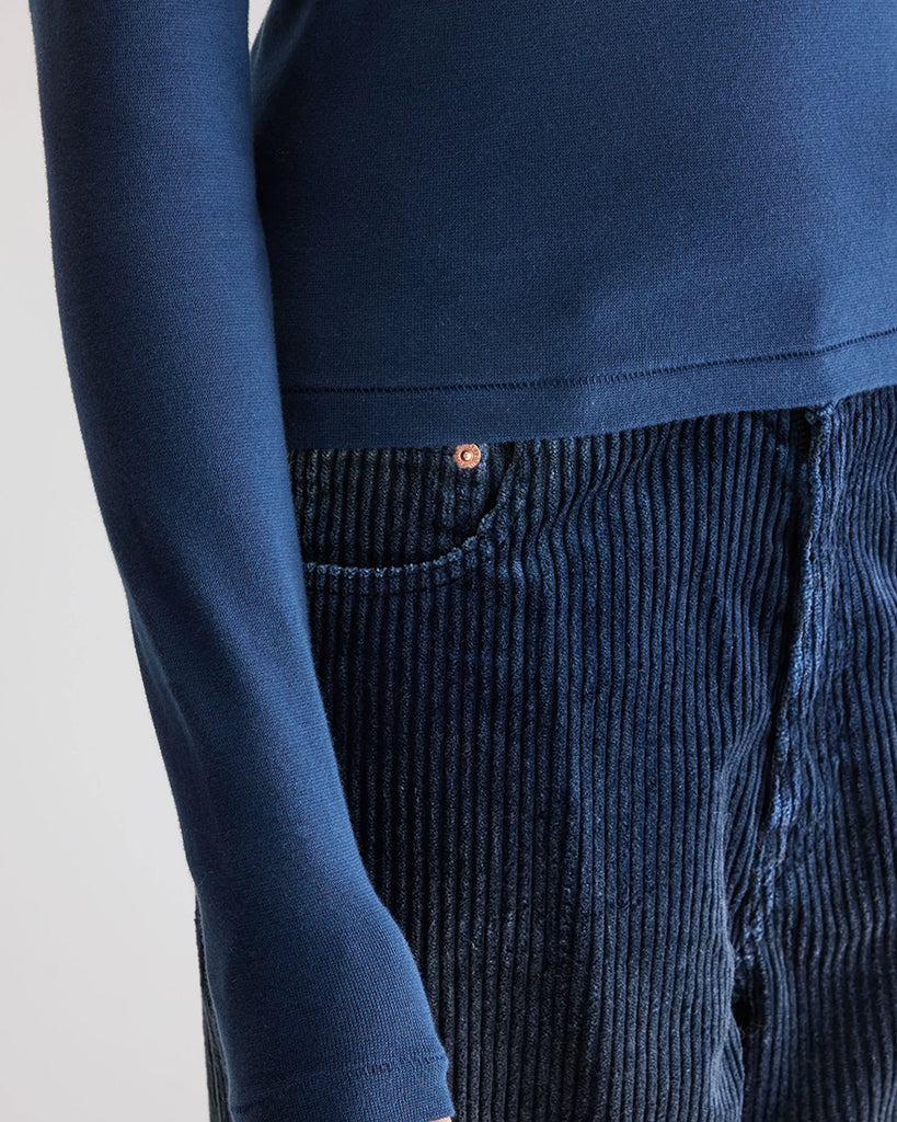 Klasyczny, bawełniany, gładki longsleeve Flyer Bellerose o przylegającym fasonie. Posiada okrągły dekolt i długie, wąskie rękawy. Z przodu, przy szyi znajduje się subtelne, haftowane logo marki.