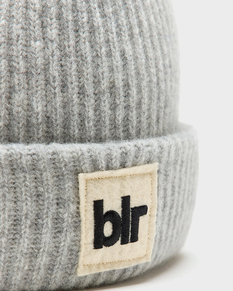 Wełniana, klasyczna, wywijana czapka beanie Gateet Bellerose z prążkowaną fakturą. Posiada naszywkę z logo marki.