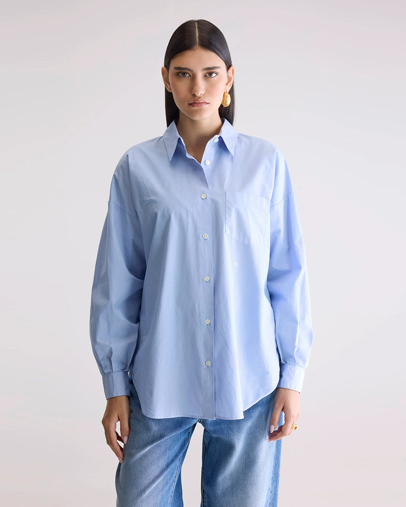 Klasyczna, oversizowa koszula w męskim stylu Giorgia Bellerose z kołnierzykiem, opadającymi ramionami i luźnymi rękawami zakończonymi mankietami. Zapinana na guziki. Posiada przednią kieszonkę na wysokości lewej piersi. Na plecach koszula ma zakładkę.