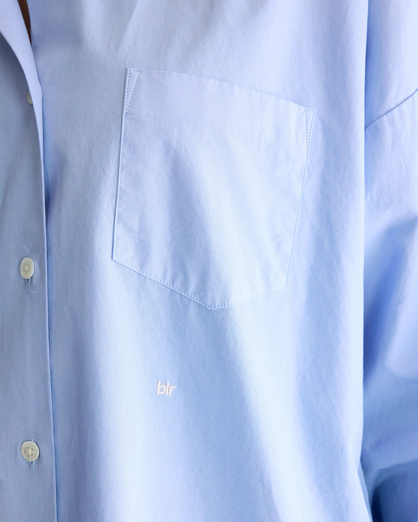 Klasyczna, oversizowa koszula w męskim stylu Giorgia Bellerose z kołnierzykiem, opadającymi ramionami i luźnymi rękawami zakończonymi mankietami. Zapinana na guziki. Posiada przednią kieszonkę na wysokości lewej piersi. Na plecach koszula ma zakładkę.