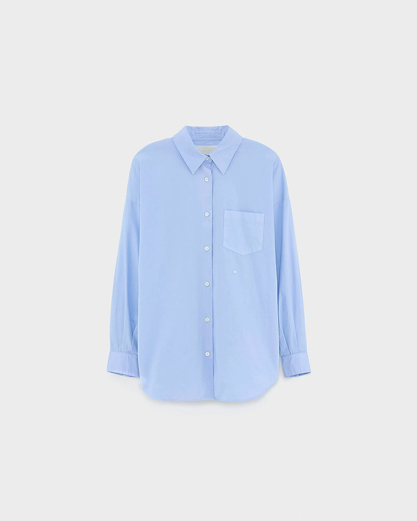 Klasyczna, oversizowa koszula w męskim stylu Giorgia Bellerose z kołnierzykiem, opadającymi ramionami i luźnymi rękawami zakończonymi mankietami. Zapinana na guziki. Posiada przednią kieszonkę na wysokości lewej piersi. Na plecach koszula ma zakładkę.